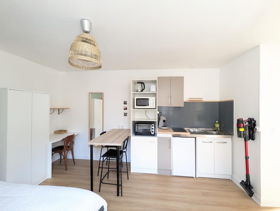 Dining area, oven, stove