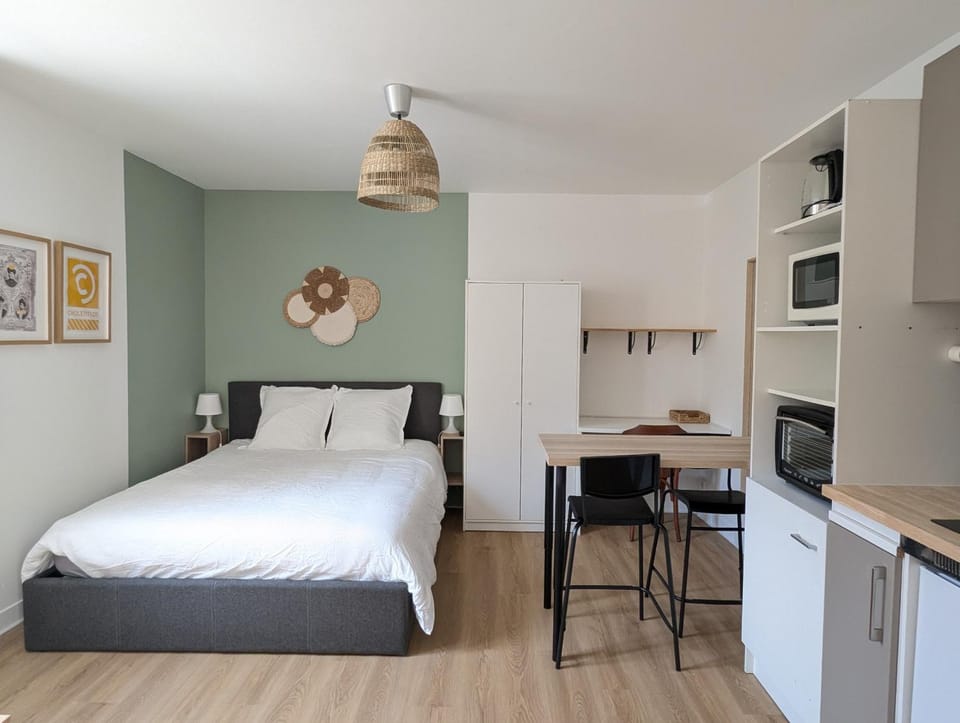 Bed, Photo of the whole room, Dining area, Bedroom