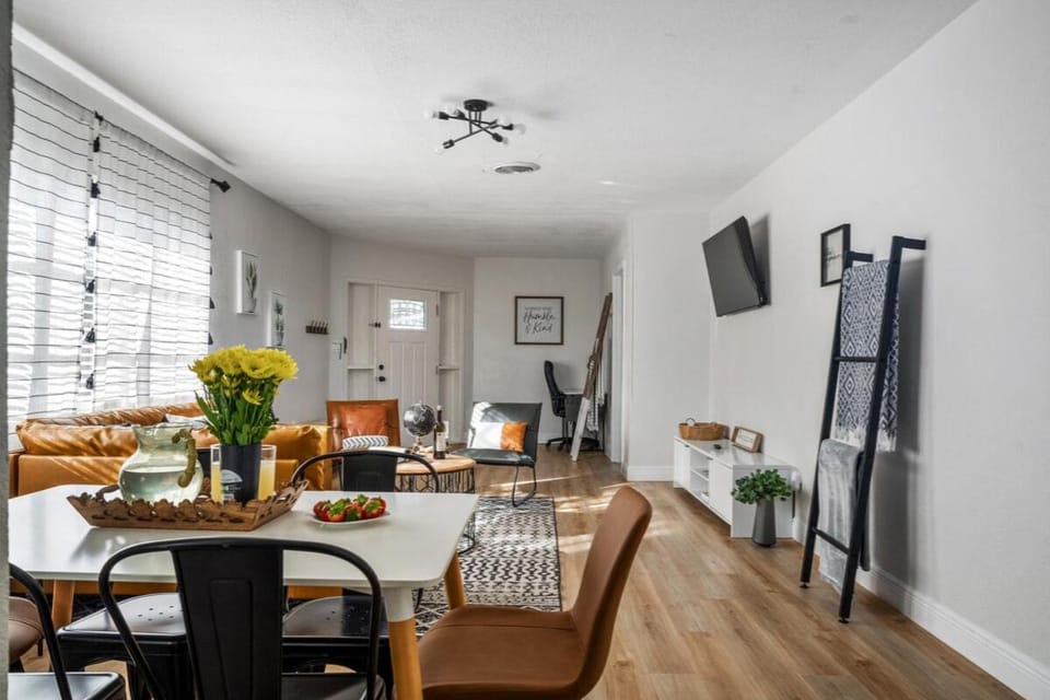 Luxury Home & Mins to Beach and Walk to Downtown Apartment in Tarpon Springs