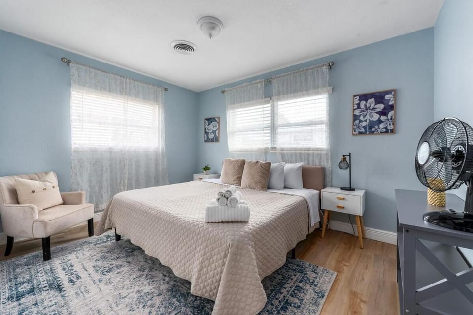 Luxury Home & Mins to Beach and Walk to Downtown Apartment in Tarpon Springs