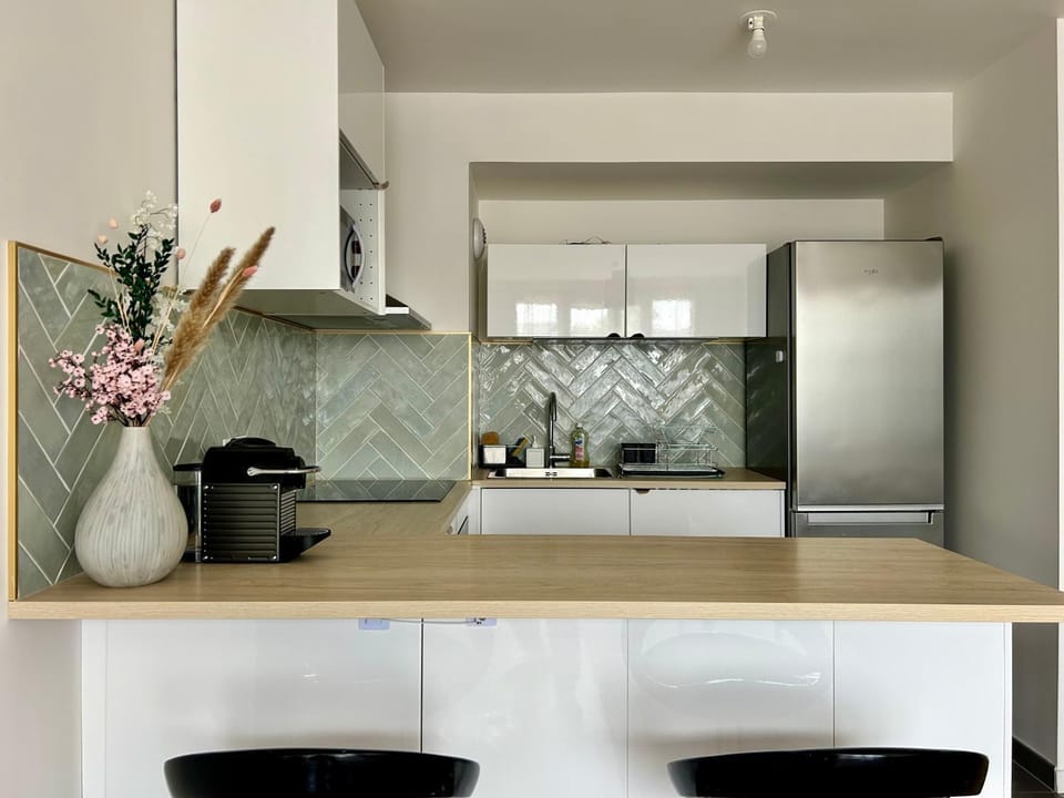 Coffee/tea facilities, microwave, oven, stove, stove, kitchen, kitchen