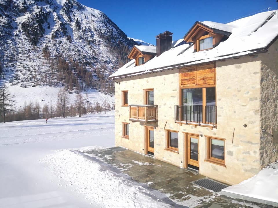 Property building, Day, Natural landscape, Winter, Mountain view
