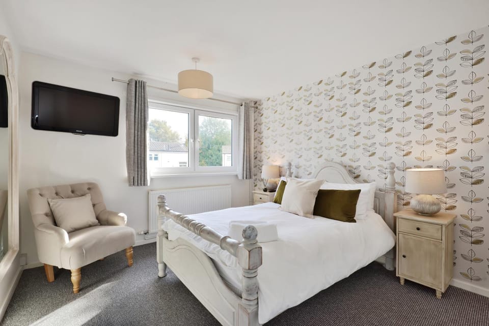 Bed, Bedroom, cot, towels, wardrobe