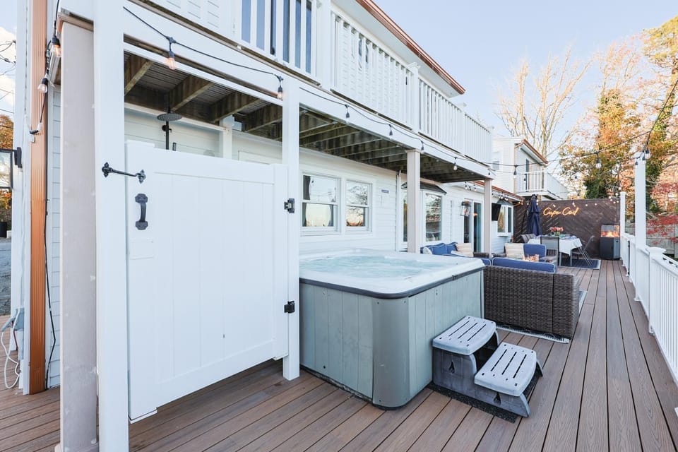 Waterfront Escape HotTub, Pets OK, Pool Table House in Dennis Port