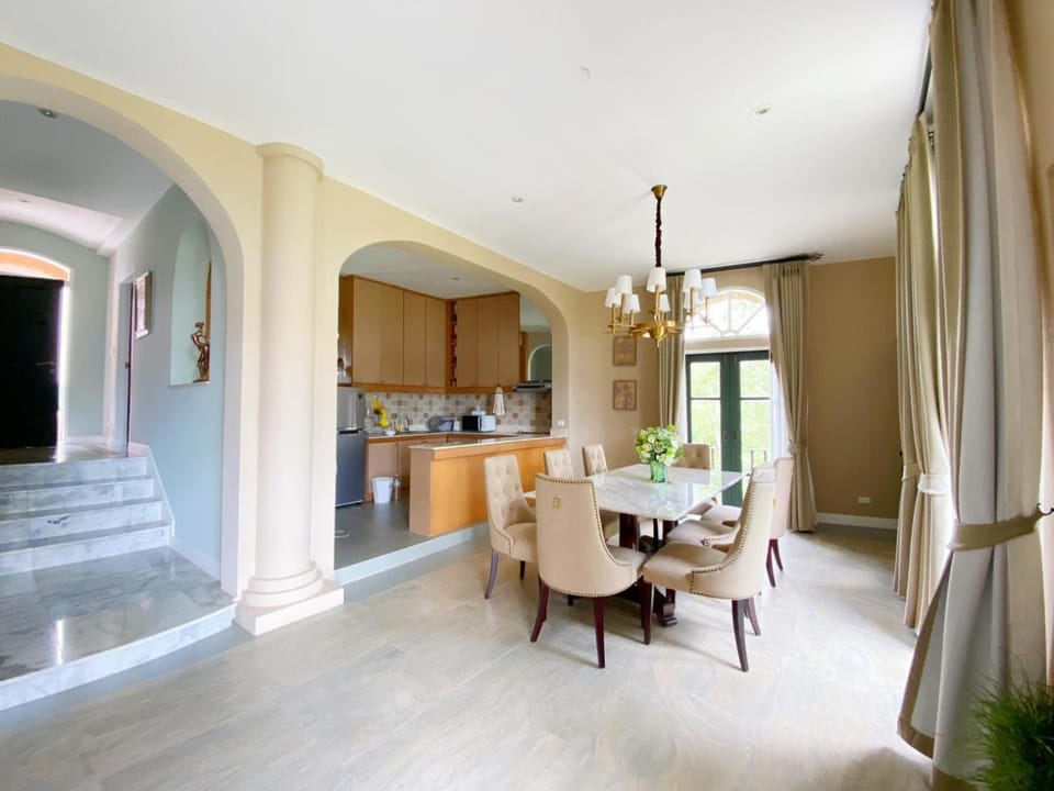 Kitchen or kitchenette, Living room, Seating area, Dining area
