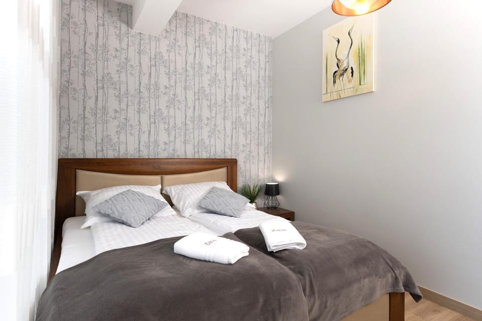 Bed, Bedroom, towels