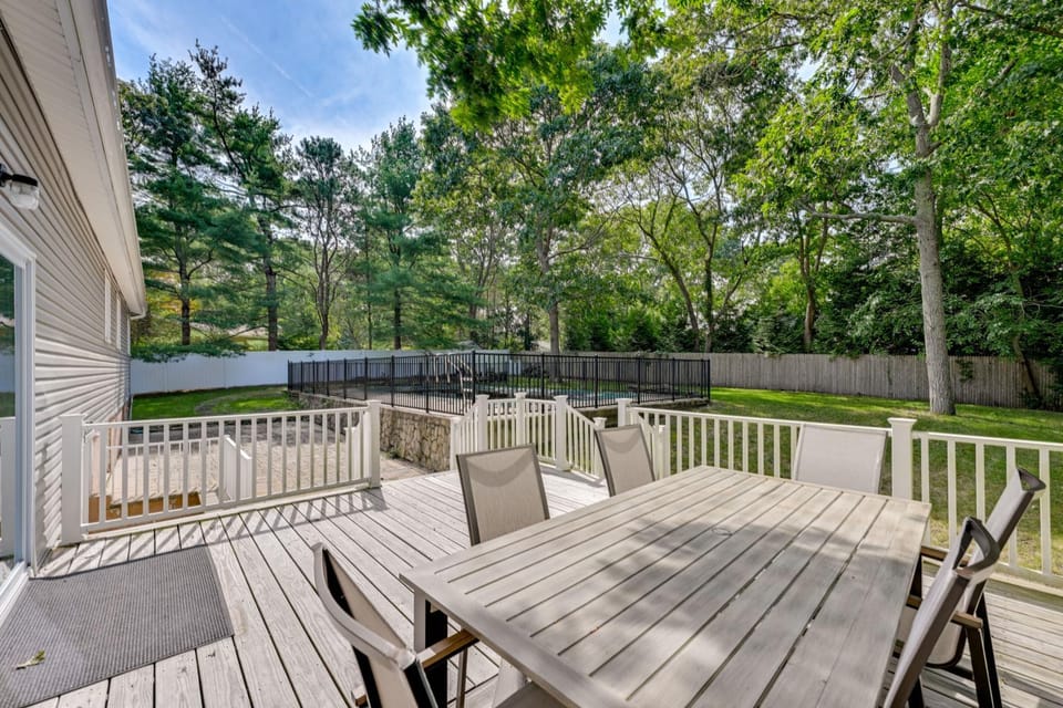 Hampton Bays Retreat: Walk to Squires Beach! House in East Quogue