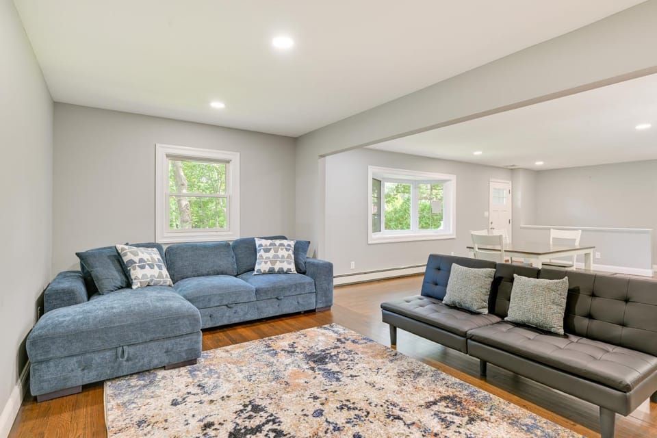 Hampton Bays Retreat: Walk to Squires Beach! House in East Quogue