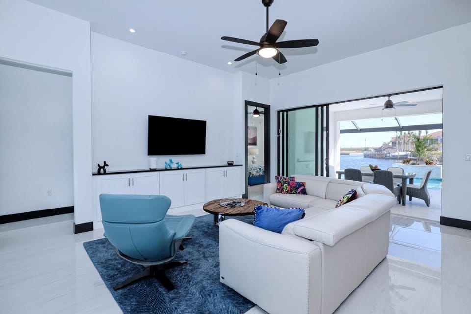 New listing - Amazing new 3beds/3baths Gulf access villa w. heated pool and outdoor kitchen! Villa in Cape Coral