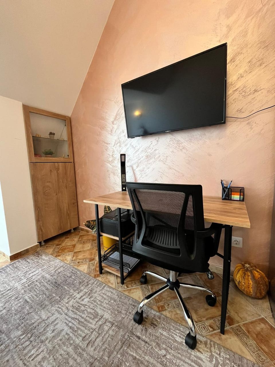 Pumpkin Spiced Suite with Own Parking and Office Setup Apartment in Sofia