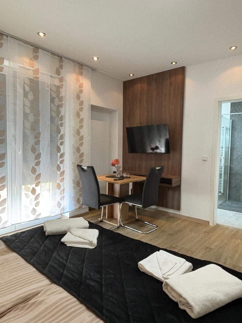 TV and multimedia, Seating area, Bedroom