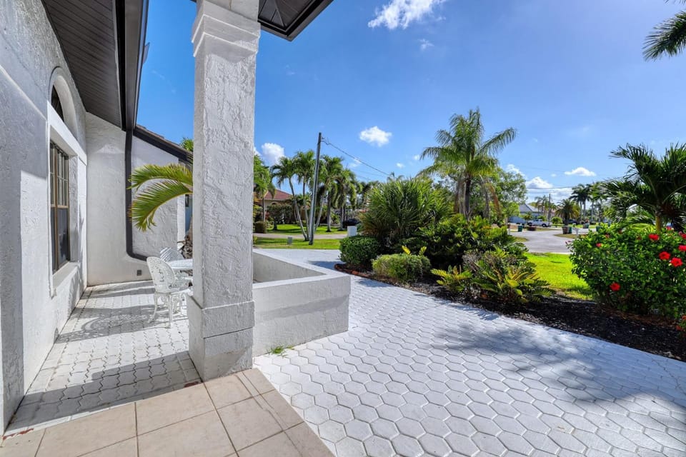Villa Waterview - Amazing Gulf access pool and spa home on spacious corner lot! Villa in Cape Coral