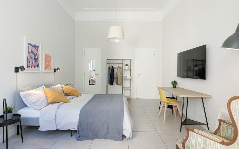 Bed, TV and multimedia, Bedroom