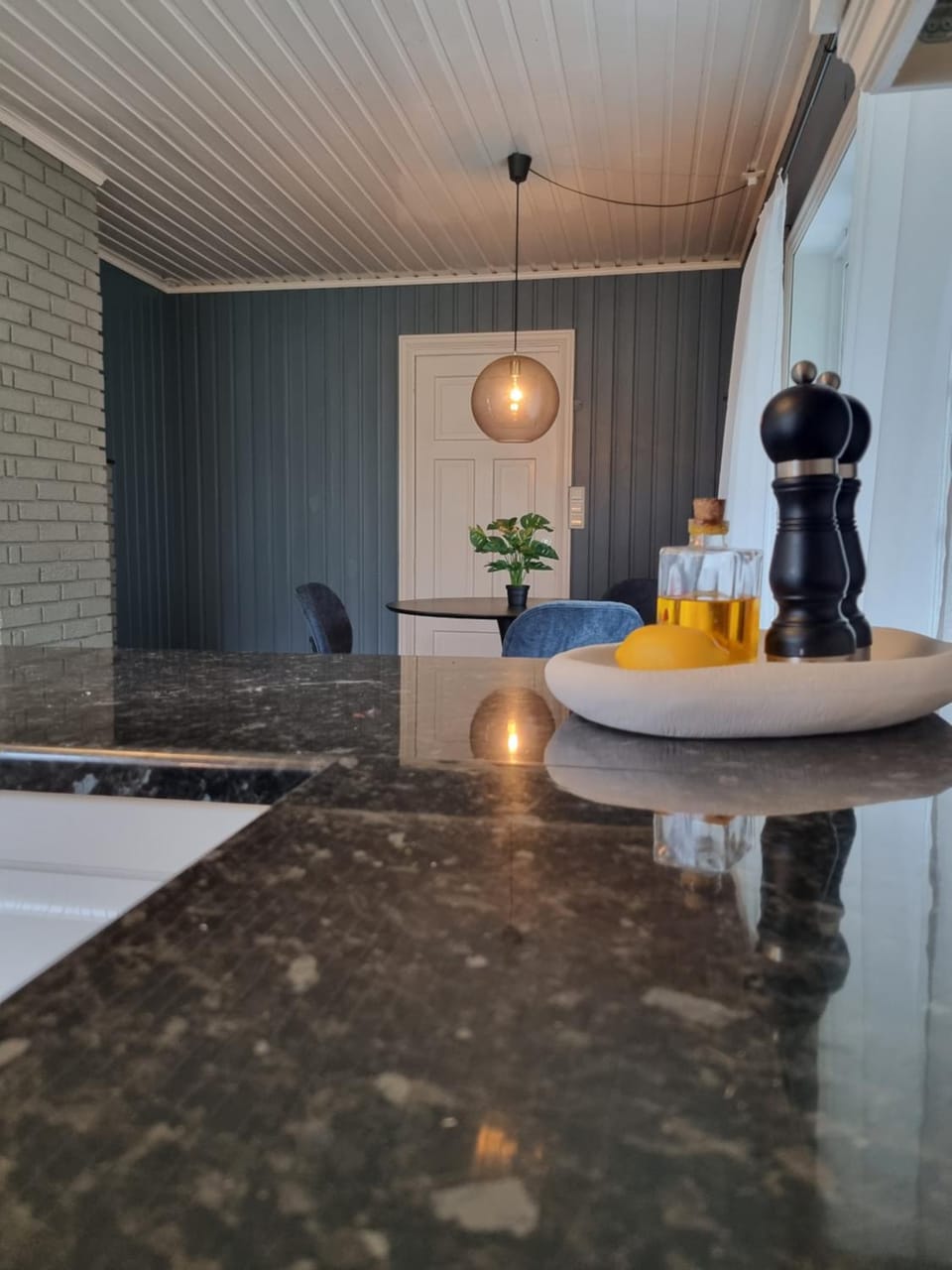 Kitchen or kitchenette, Dining area