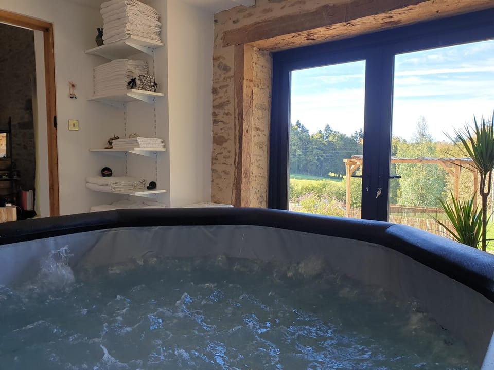 Property building, Natural landscape, Hot Tub, Pool view, Swimming pool, Breakfast