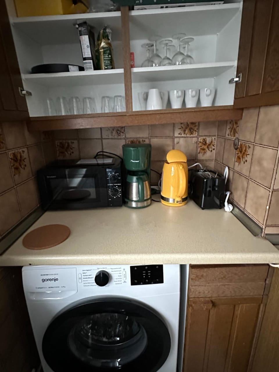 Coffee/tea facilities, Kitchen or kitchenette, stove, toaster
