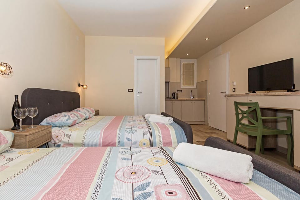 Bed, Kitchen or kitchenette, Photo of the whole room, Bedroom