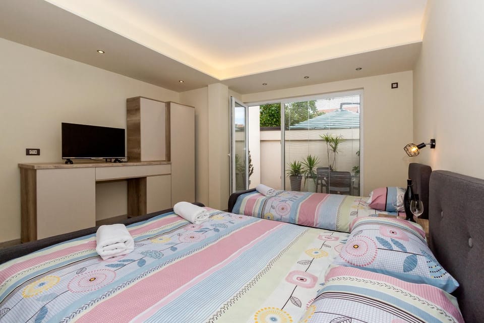 Bed, TV and multimedia, Photo of the whole room, Bedroom