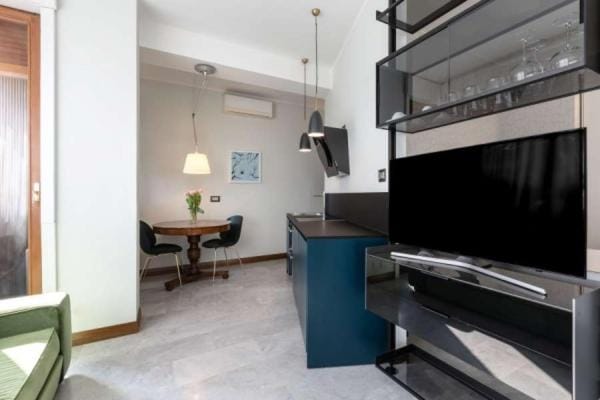 TV and multimedia, Kitchen or kitchenette, Seating area