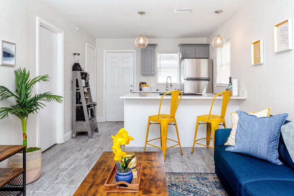 Kitchen or kitchenette, Living room, Seating area
