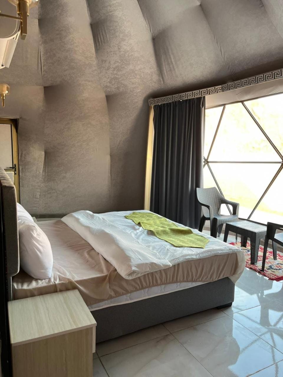 Bed, Living room, Photo of the whole room, Seating area, Bedroom, hair dresser