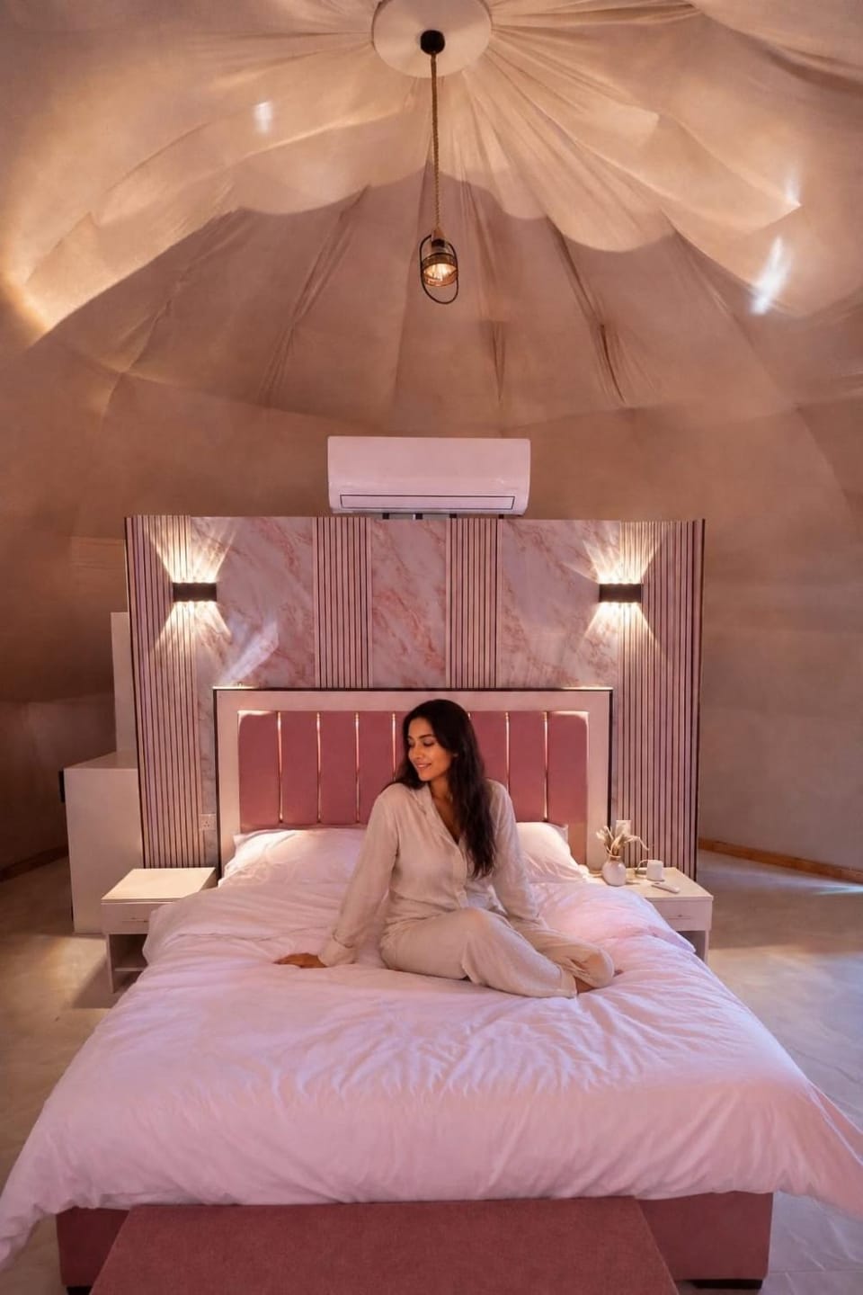 Bed, People, Photo of the whole room, Bedroom, Guests, group of guests, internet, air conditioner