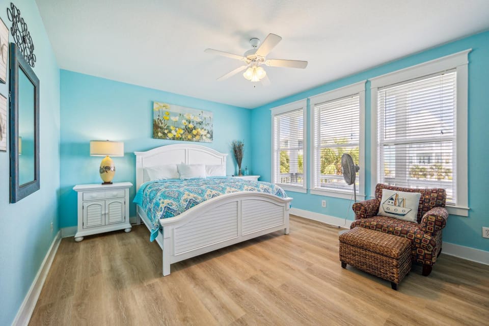 Cozy Beach Home with Resort Amenities, Oceanbay, lake views and 3 decks! House in Galveston Island