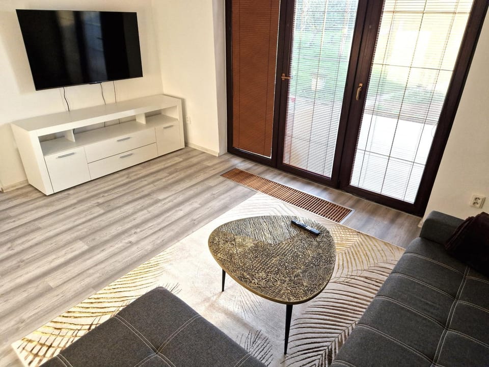 Communal lounge/ TV room, TV and multimedia, Living room, Seating area
