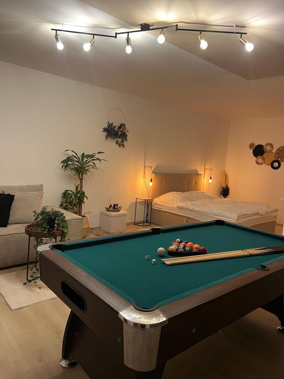 Billiard, Game Room