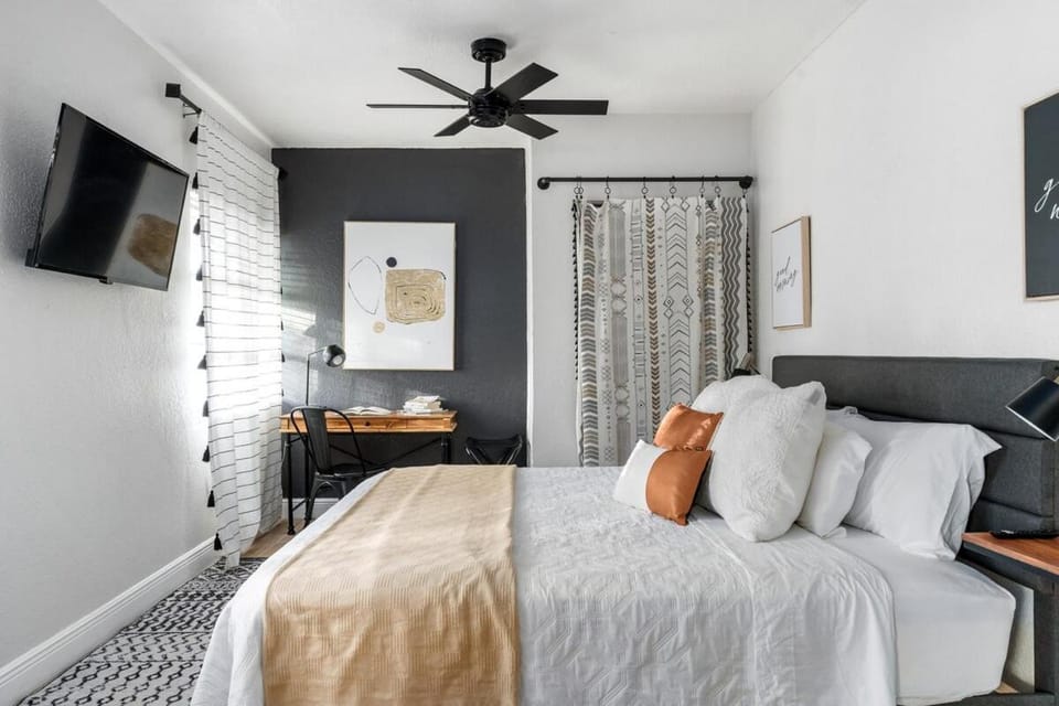 MODERN - Mins to Beach - Walk to Downtown - Free parking House in Tarpon Springs