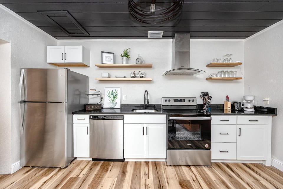 Coffee/tea facilities, Kitchen or kitchenette, dishwasher, oven, stove, toaster