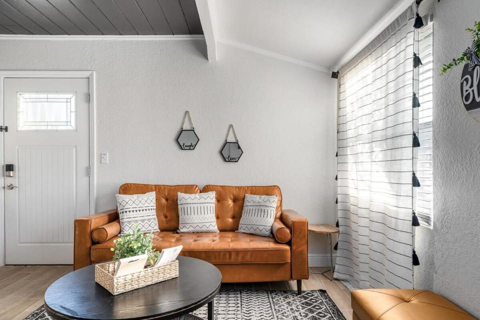 MODERN - Mins to Beach - Walk to Downtown - Free parking House in Tarpon Springs