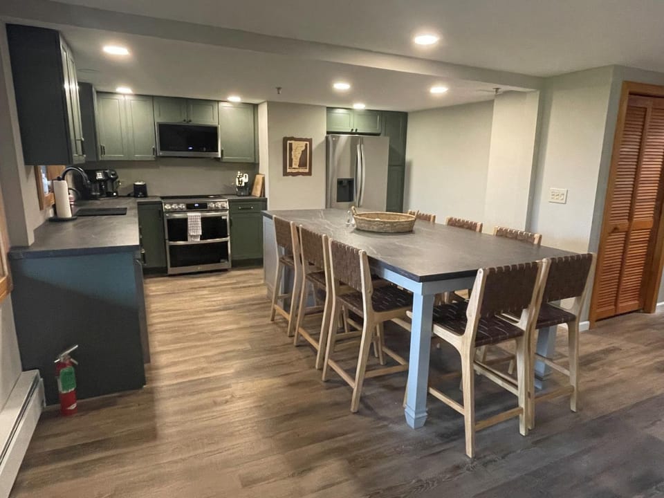 Kitchen or kitchenette, Dining area, dishwasher, minibar, pet friendly, stove