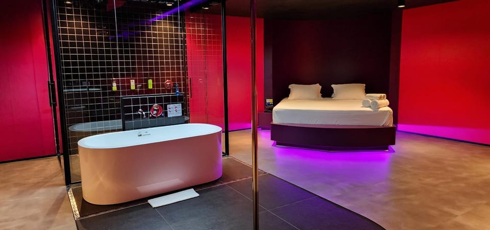 Bed, Hot Tub, Bathroom
