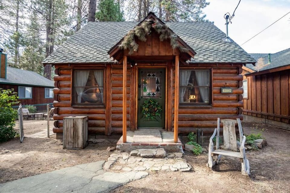 Just The Two Of Us- Hot Tub- Walk To Golf and Zoo Central Cabin Cabin in Big Bear