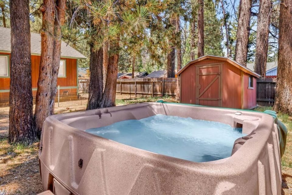 Just The Two Of Us- Hot Tub- Walk To Golf and Zoo Central Cabin Cabin in Big Bear