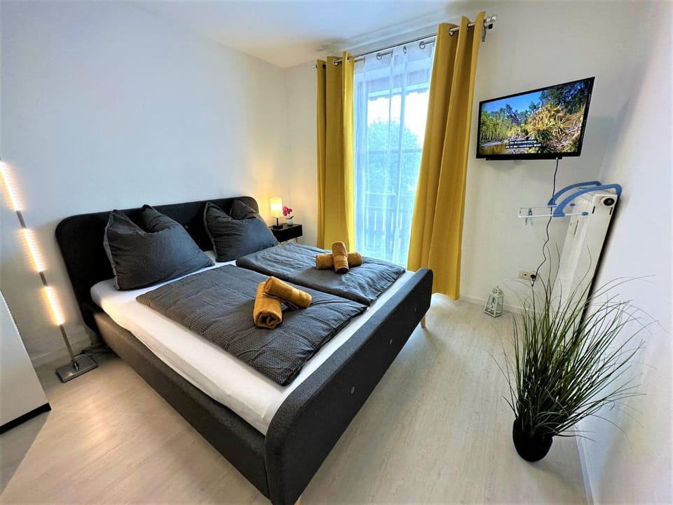 Bed, TV and multimedia, Living room, Photo of the whole room, Seating area, Bedroom