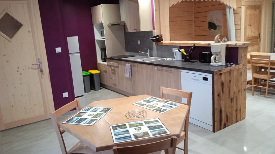 Kitchen or kitchenette, Dining area