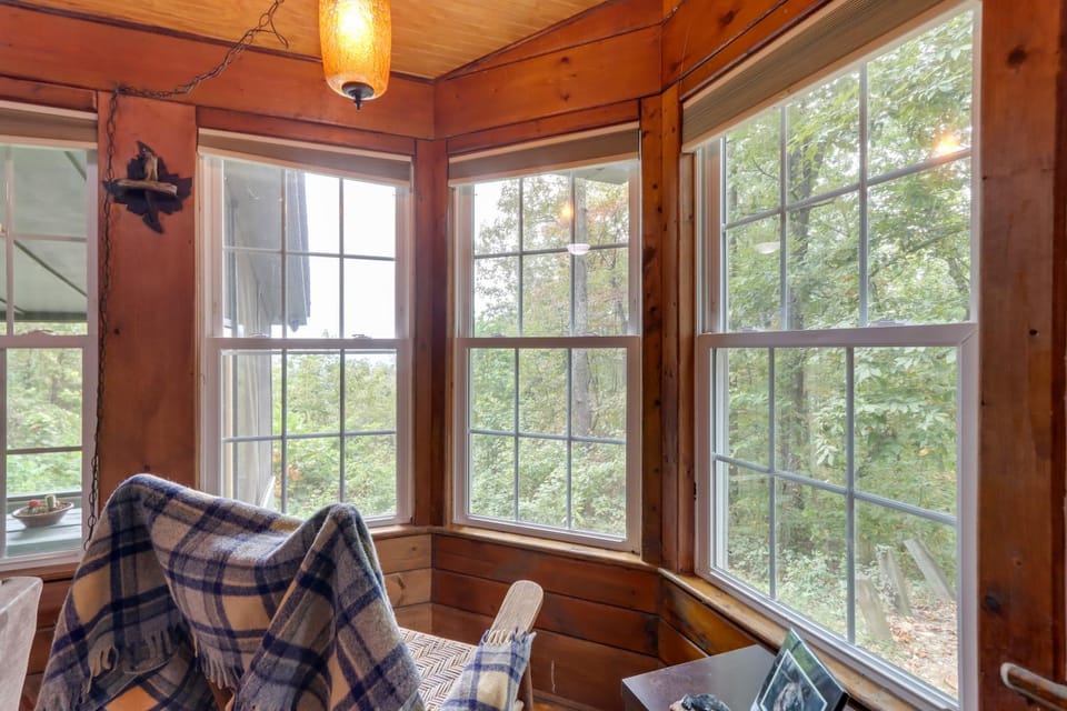 Mountaintop Ellijay Cabin w/ Private Hot Tub Cabin in Georgia