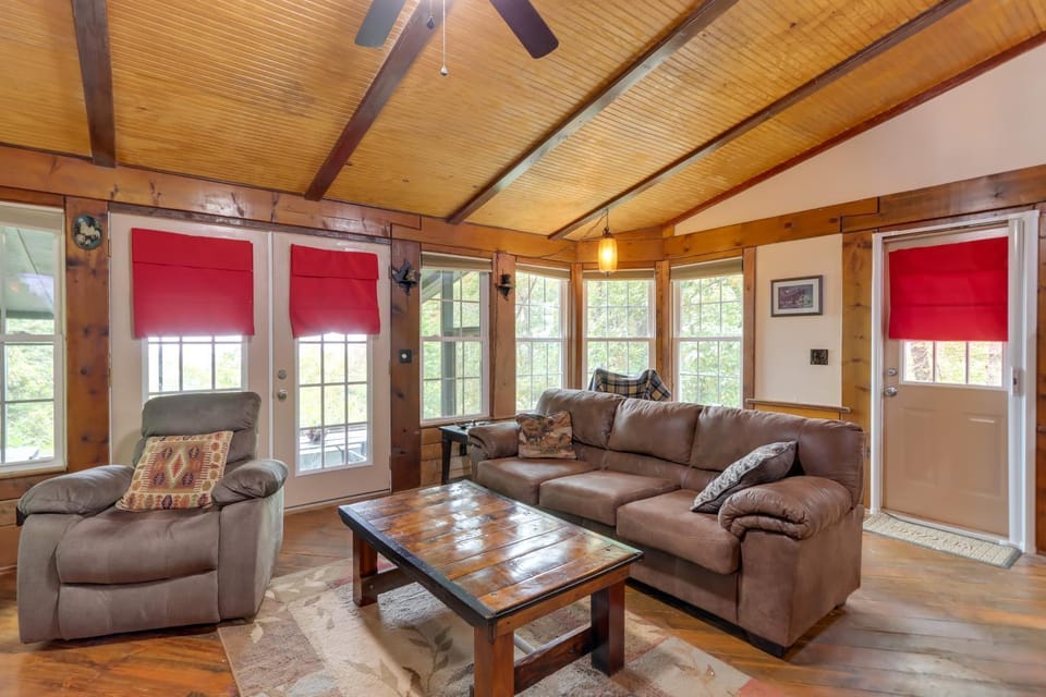 Mountaintop Ellijay Cabin w/ Private Hot Tub Cabin in Georgia