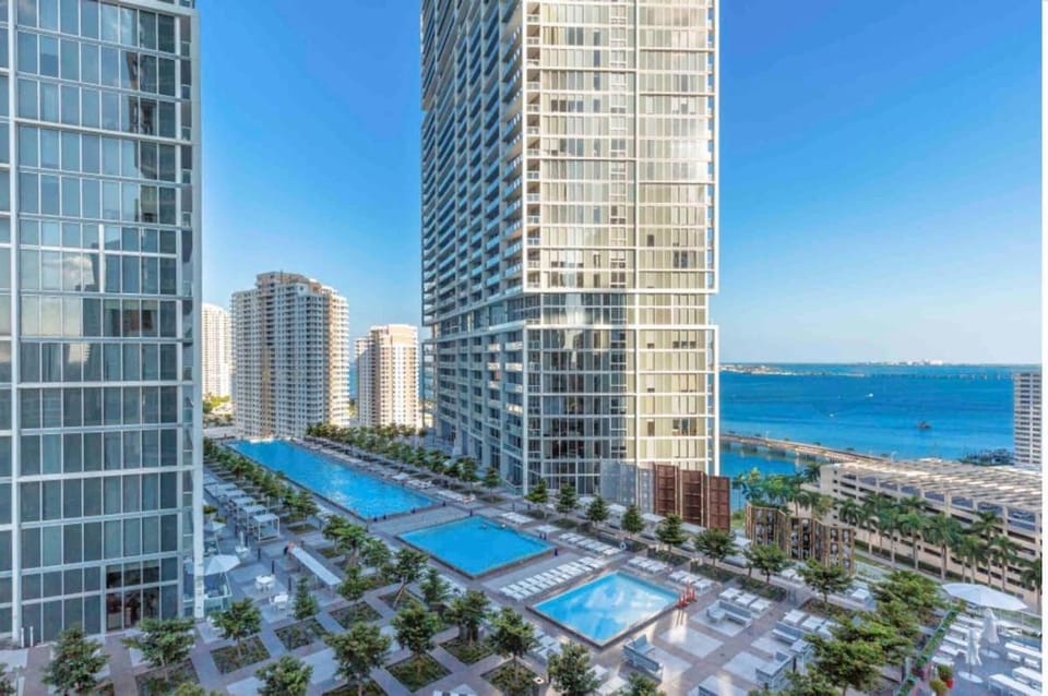 Day, Swimming pool, Location