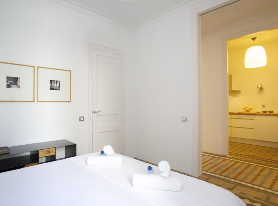 Bed, Photo of the whole room, Bedroom
