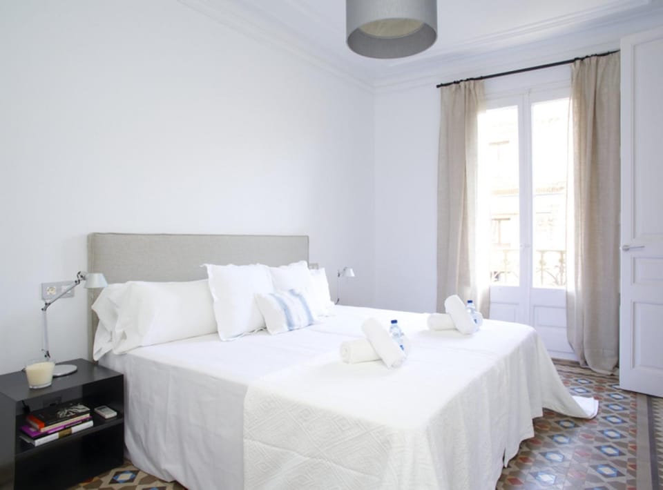 Bed, Bedroom, towels