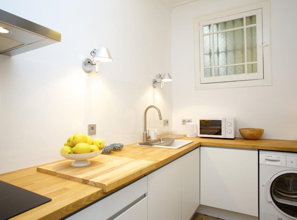 Kitchen or kitchenette, washing machine