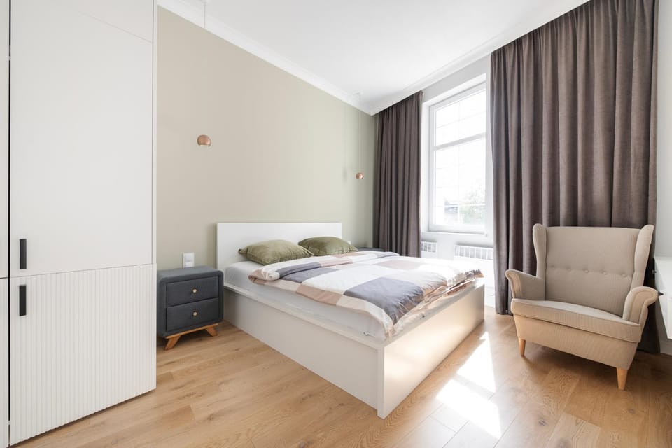 Bed, Photo of the whole room, Seating area, Bedroom, towels, wardrobe