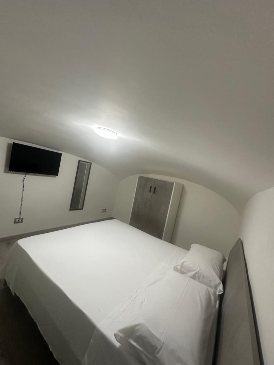 Bed, TV and multimedia, Photo of the whole room, Bedroom, wardrobe