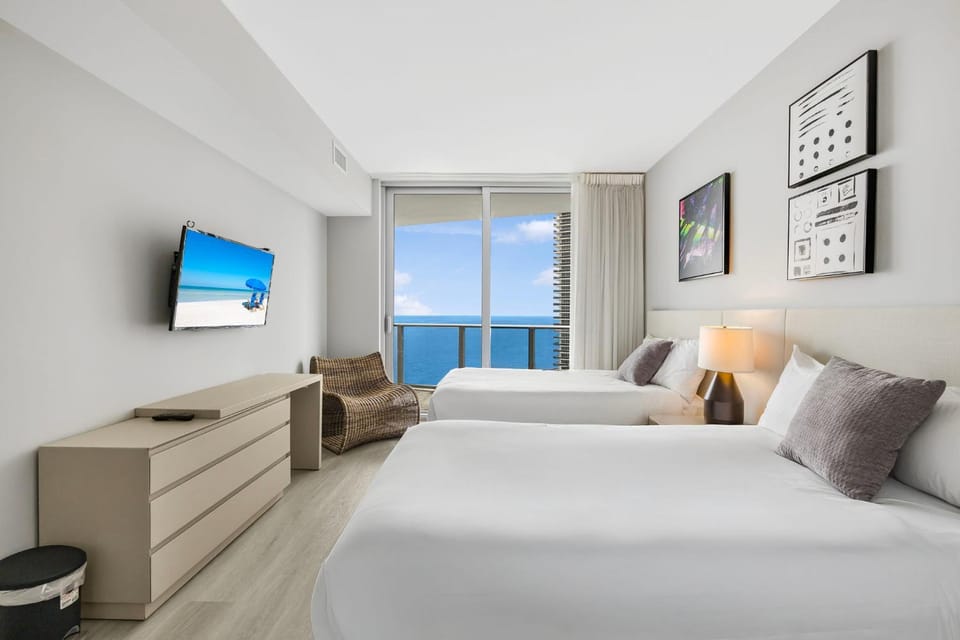 Bed, TV and multimedia, Seating area, Bedroom