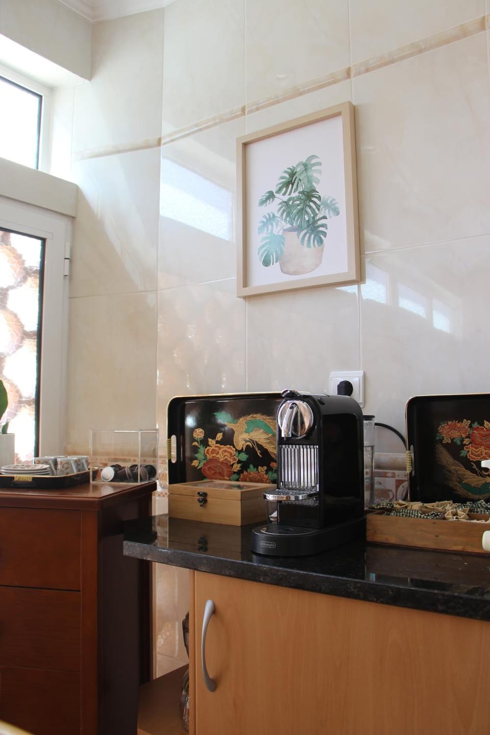 Kitchen or kitchenette, minibar, stove, toaster