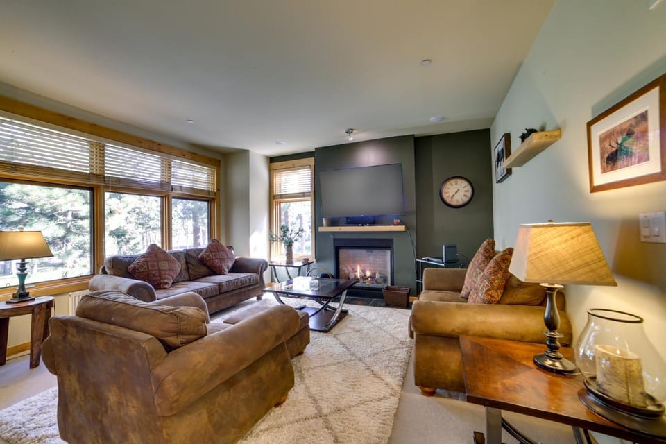 Mammoth Lakes Condo w/ Fireplace: Near Skiing! House in Mammoth Lakes