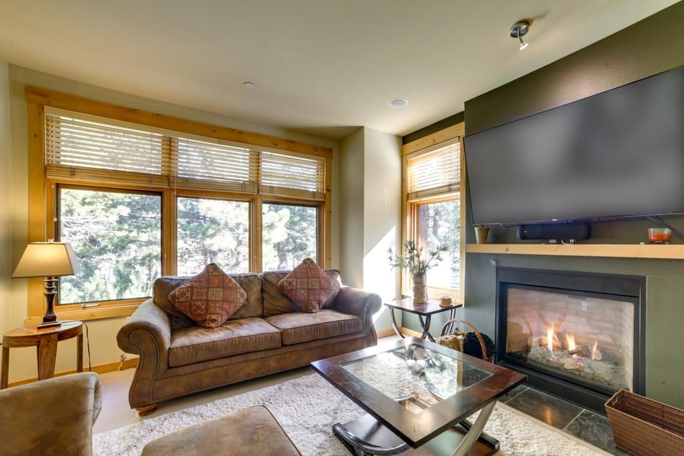 Mammoth Lakes Condo w/ Fireplace: Near Skiing! House in Mammoth Lakes